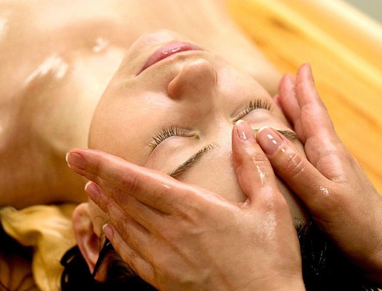 Facial massage in the wellness area of the Alphotel Kleinwalsertal